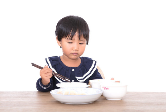 即將吃飽而玩耍的中國小女孩