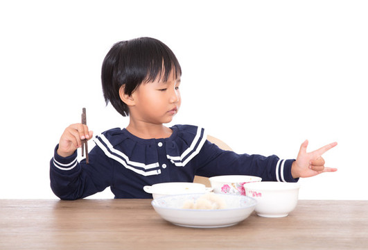 吃著飯連帶賣萌的中國小女孩