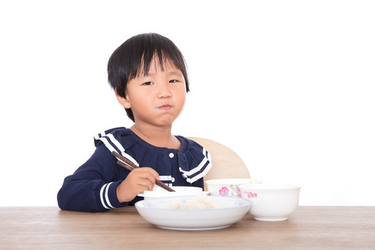 吃著飯連帶賣萌的中國小女孩