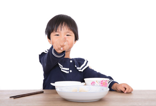 吃過飯的小女孩用手指著鏡頭