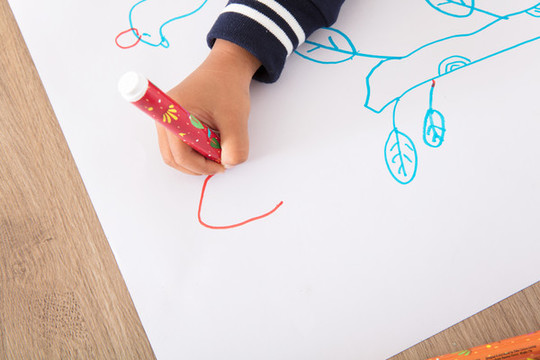 中國小孩子趴在桌子上練習繪畫