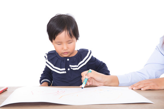 中國小女孩在桌子前學習繪畫