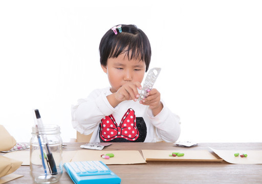 中國小女孩假裝醫(yī)生分配藥品