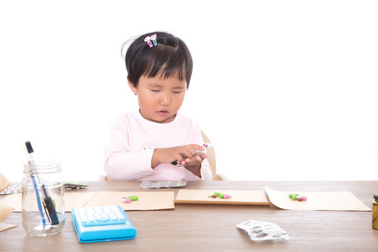 中國小女孩假裝醫(yī)生分配藥品