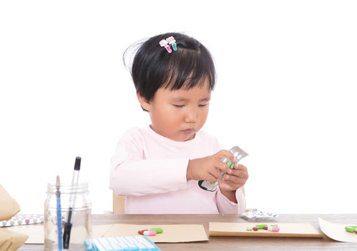 中國小女孩假裝醫(yī)生分配藥品