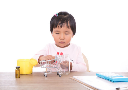 白背景前的中國(guó)孩子在玩耍