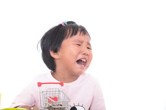 玩耍中的孩子心情不悅而大哭