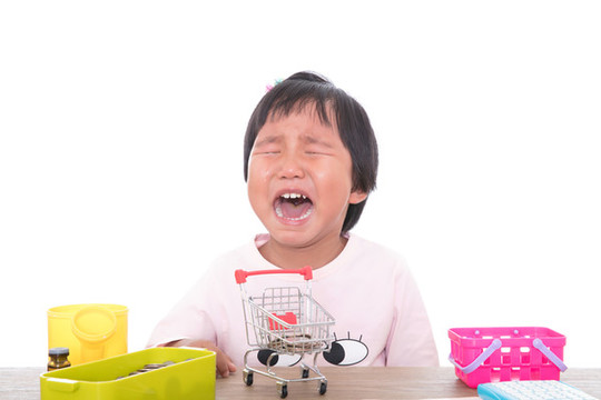 玩耍中的孩子心情不悅而大哭