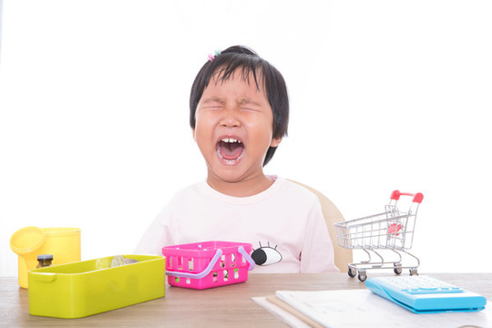 玩耍中的孩子心情不悅而大哭