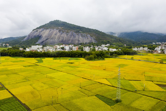 廣東封開(kāi)大斑石景區(qū)景美如畫(huà)