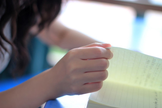 實拍女生看書