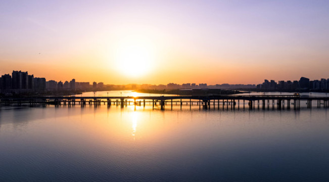 現(xiàn)代都市黃昏晚霞遂寧圣蓮島