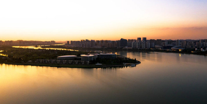 現(xiàn)代都市黃昏晚霞遂寧圣蓮島
