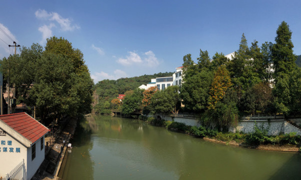 小河邊