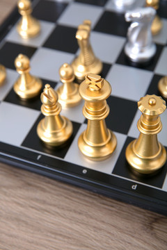棋盘上金色的国际象棋棋子