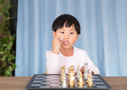 中國小姑娘在學習國際象棋