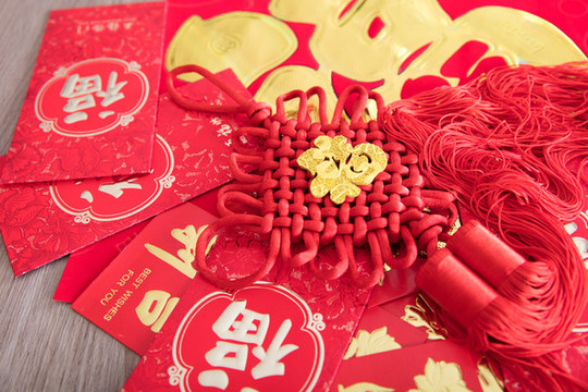 紅包和春聯(lián)及一個(gè)中國(guó)結(jié)掛飾