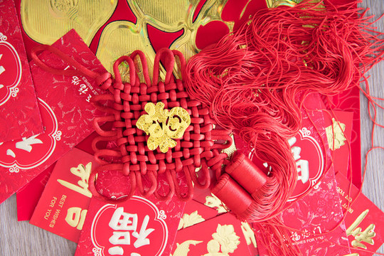 紅包和春聯(lián)及一個(gè)中國(guó)結(jié)掛飾