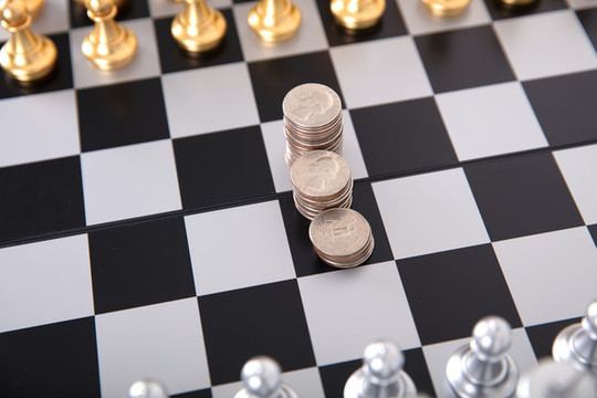 國際象棋及棋盤中央一排美元硬幣