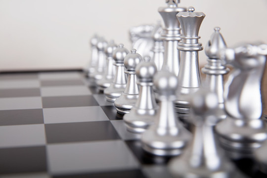 國際象棋棋盤上銀色的棋子