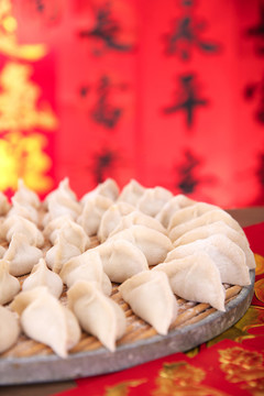 托盤上包好待煮的白面餃子