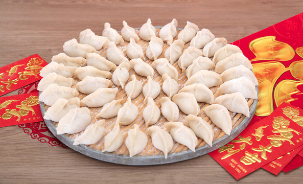 餃子放在紅包和春聯(lián)上