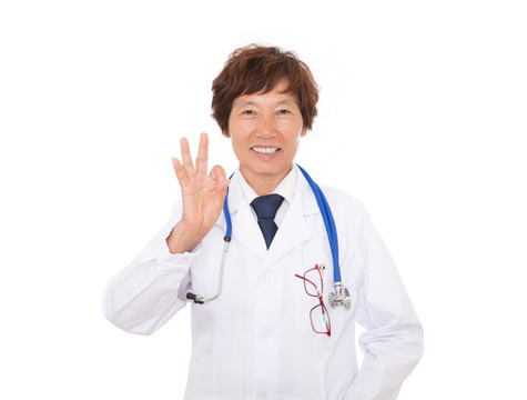 女大夫看著鏡頭做出OK的手勢