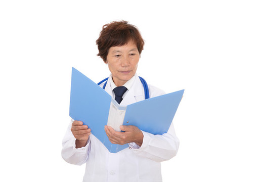 白背景前看文件的女醫(yī)生