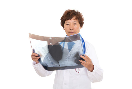 工作中的女醫(yī)生在看x光片