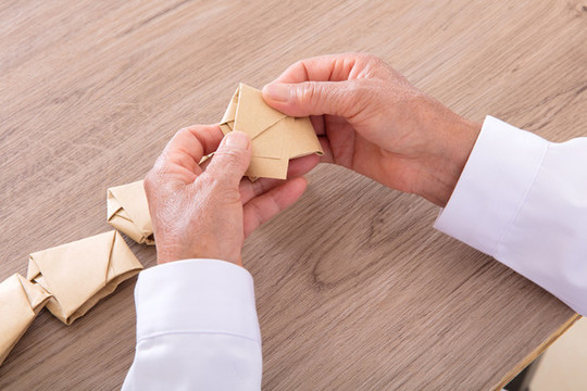 配藥醫(yī)師把患者的藥用小包包好