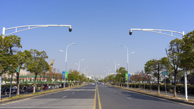 寬闊平坦的城市公路路面