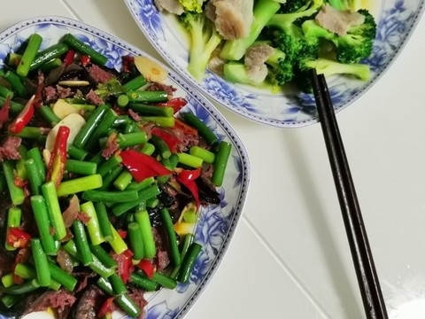 蒜苔炒豬血丸子