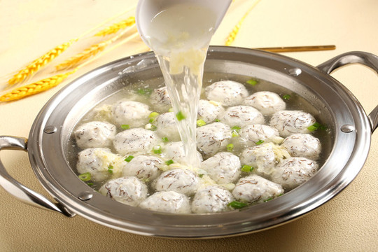 墨魚丸子湯