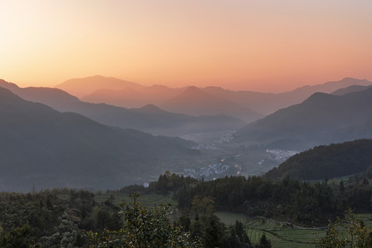 大山深處徽派村莊晨景