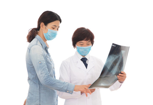 醫(yī)生在患者面前講解肺部X光片