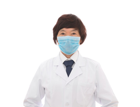 白背景前戴著口罩的女醫(yī)生