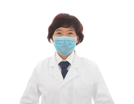 白背景前戴著口罩的女醫(yī)生