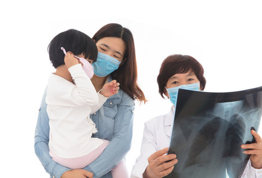 醫(yī)生在給家長和孩子講解X光片