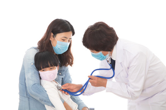 醫(yī)院醫(yī)生在為小姑娘檢查身體