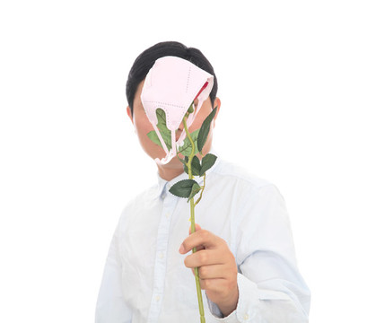 中國(guó)男士手拿被口罩遮住的玫瑰花
