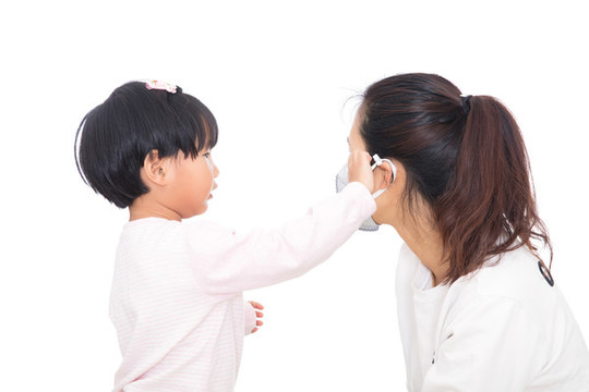 傳染病期間女兒在幫媽媽戴上口罩
