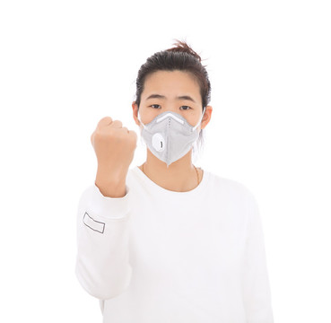 白背景前戴口罩做加油手勢的女士