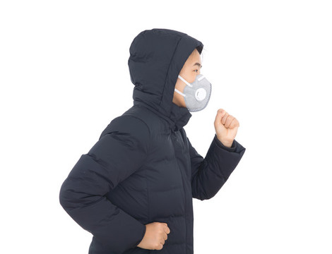 穿著羽絨服戴著口罩的女士在跑步