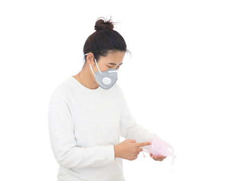 戴口罩的女士在介紹N95口罩