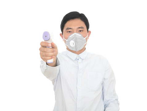 戴口罩的男士手拿紅外體溫計(jì)