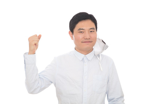 脫下口罩的男士做加油的手勢