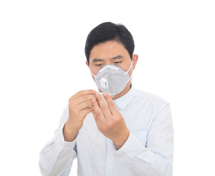 戴口罩的男士在自我測量體溫
