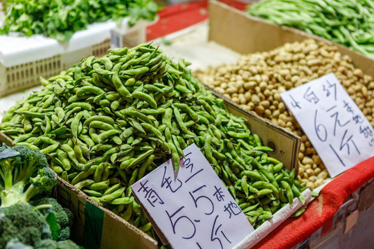 封閉菜市場里的青毛豆攤位