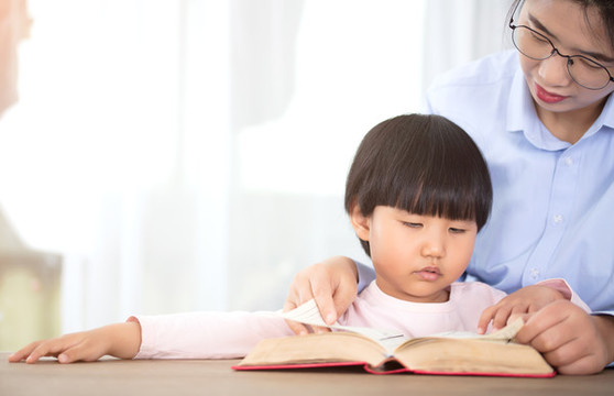 媽媽在家輔導(dǎo)女兒看書