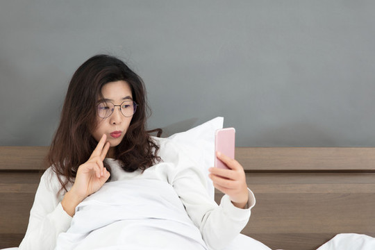臥室休閑自拍的亞洲女子